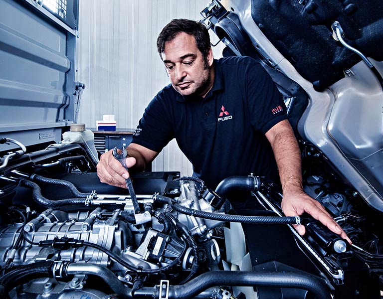 FUSO Werkstattmitarbeiter bei Wartungsarbeiten FUSO Werkstattmitarbeiter bei Wartungsarbeiten
