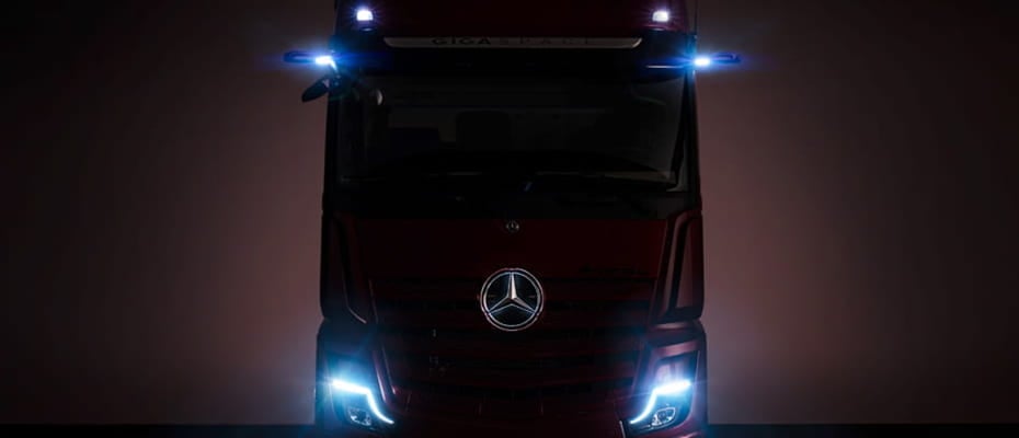 Arbeitsscheinwerfer am Mercedes-Benz Actros Website_Umweltschutz_Foerderungen_Arbeitsscheinwerfer_930x400px (1)