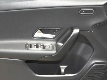 Mercedes-Benz A 180 MBUX Navi Kamera Spiegel-Paket Park-Pilot