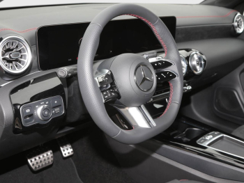 Mercedes-Benz CLA 200 Coupé AMG Night MBUX Navi Panorama 360°