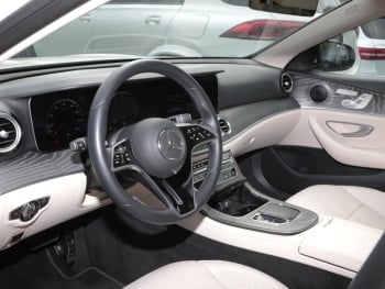 Mercedes-Benz E 300 de  AMG MBUX Navi Panorama Distronic+