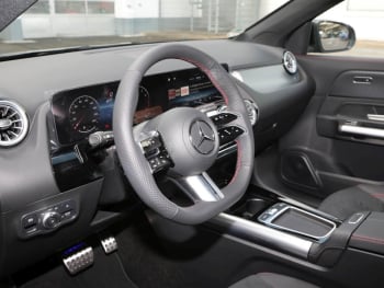Mercedes-Benz GLA 200 AMG Night MBUX Panorama Distronic+ AHK