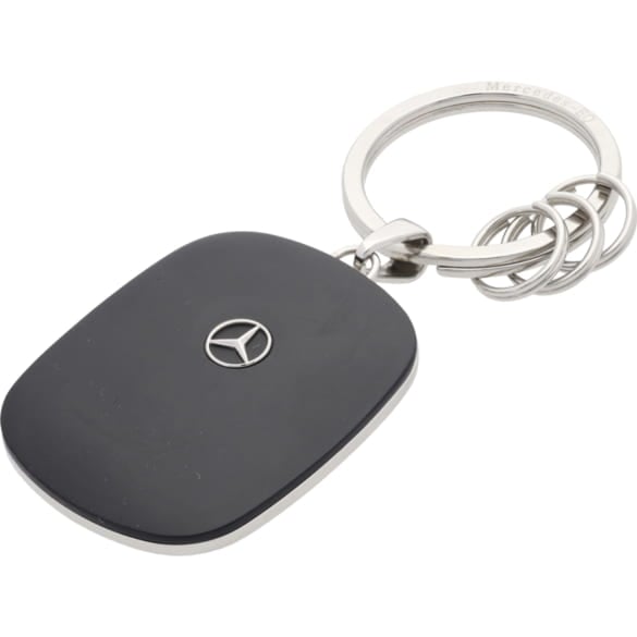 Mercedes Benz Schlüsselanhänger auf einer weißen Marmor Oberfläche