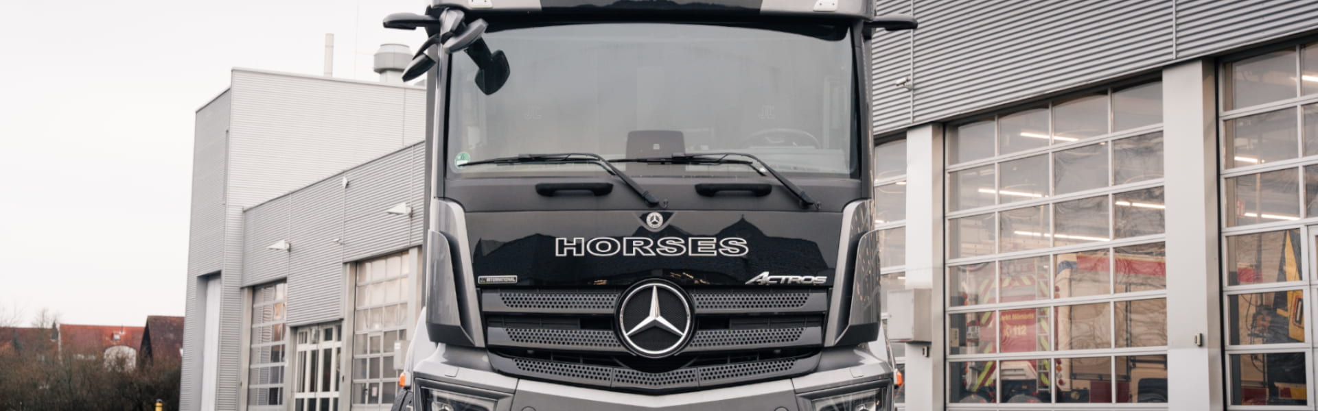 Rent a Horsetruck Mercedes-Benz Actros Pferdetransport