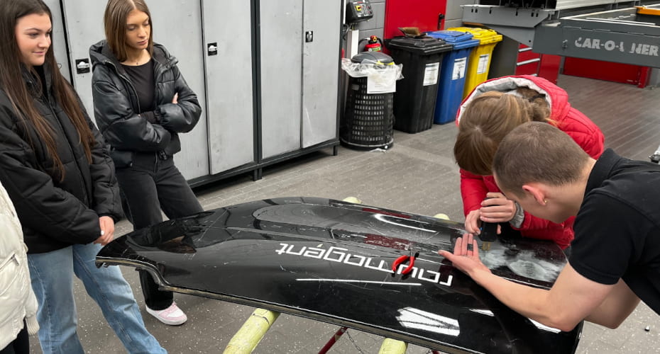 Karosseriearbeiten bei Girls Day in der Firma Kunzmann