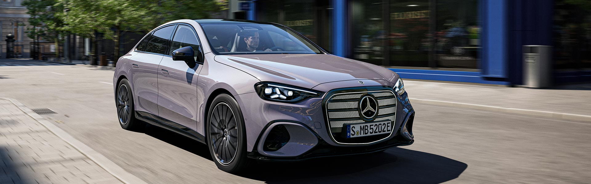graue Mercedes-Benz C-Klasse während der Fahrt graue Mercedes-Benz C-Klasse während der Fahrt