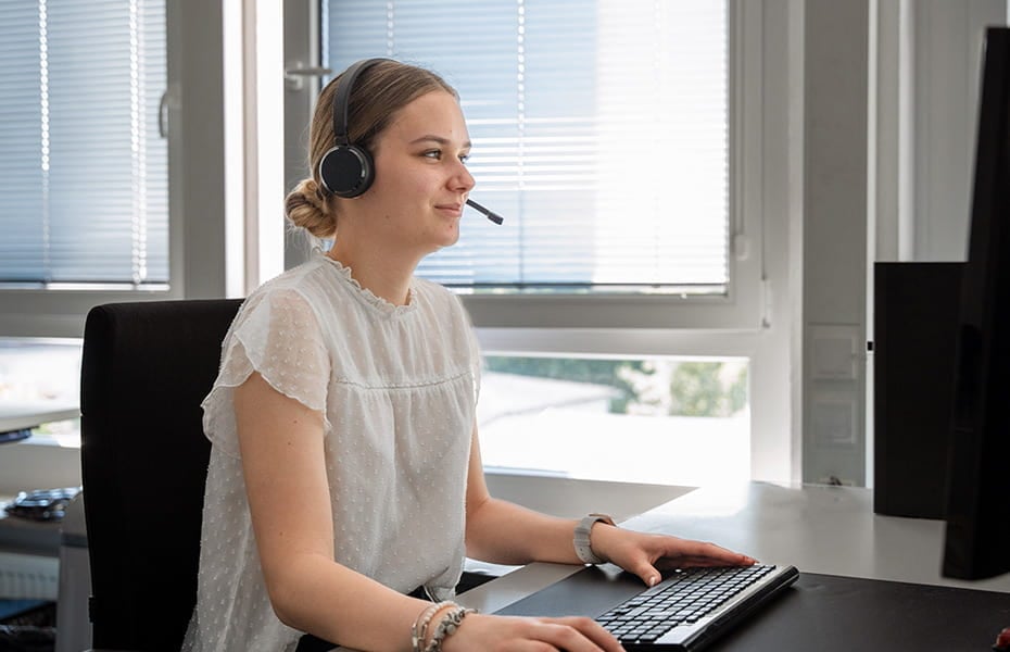 Headset und Telefon auf dem Tisch