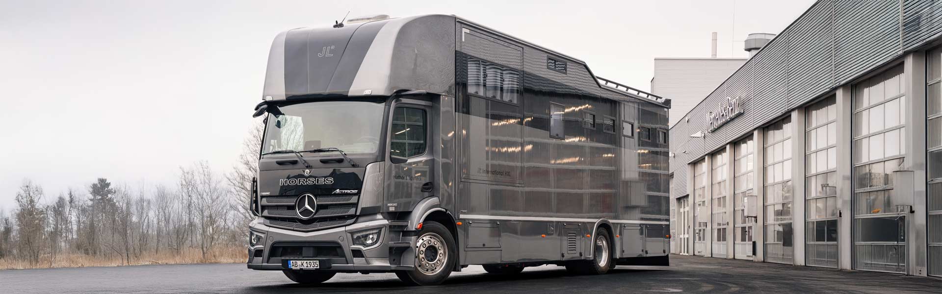 Rent a Horsetruck Mercedes-Benz Actros Pferdetransport