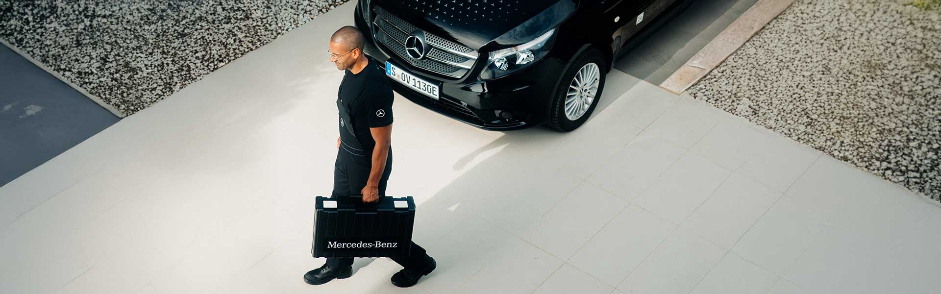 Mercedes-Benz Monteur in der Werkstatt an einem Mercedes-Benz Transporter Mercedes-Benz Monteur in der Werkstatt an einem Mercedes-Benz Transporter